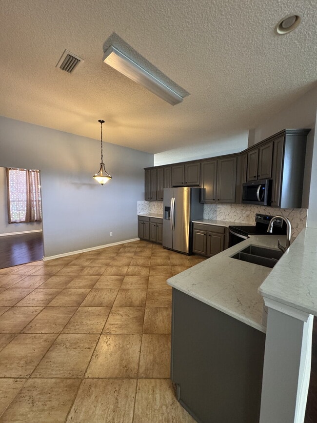 Building Photo - 4 bedroom 2 bath home with large fenced in...