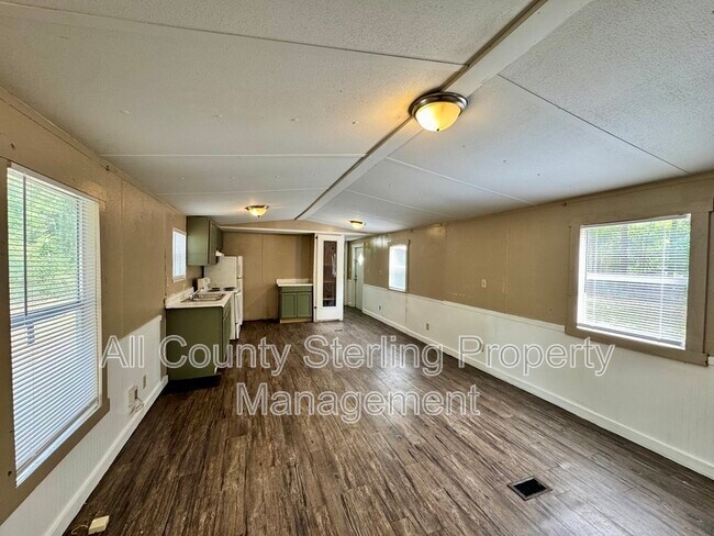 Building Photo - 137 SW Piston Glen