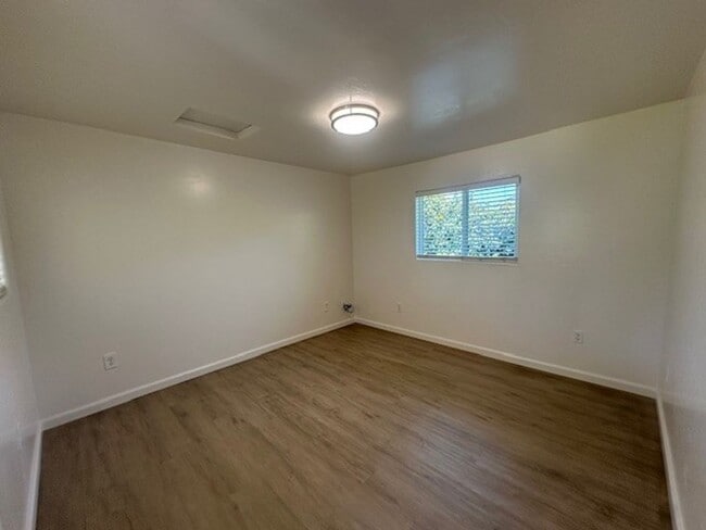 Building Photo - 417-417-417-412 Dibblee Ave