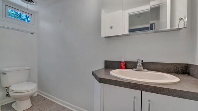 Building Photo - 8008 Park Overlook Dr