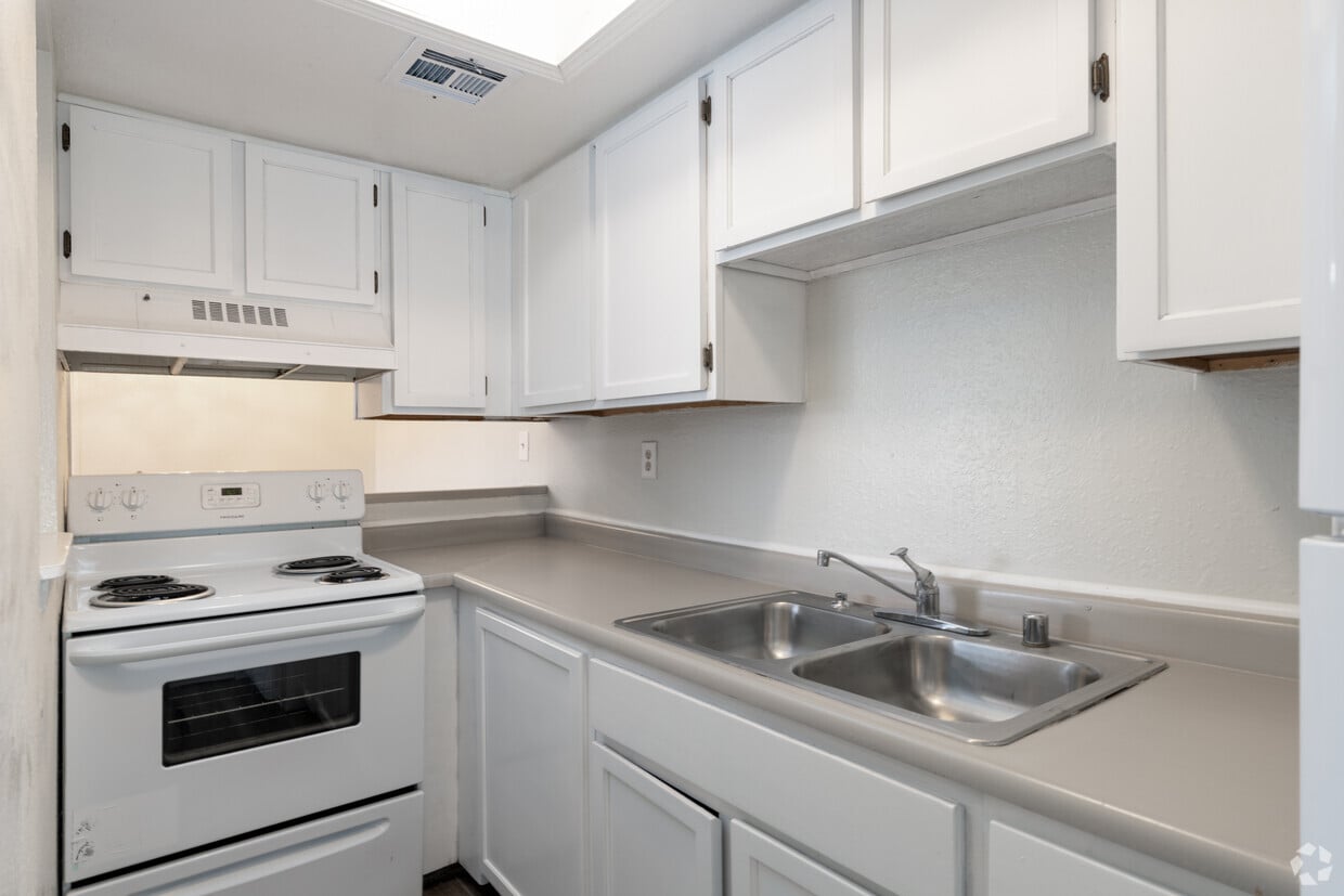 Primary Photo - Paseo Park Apartments