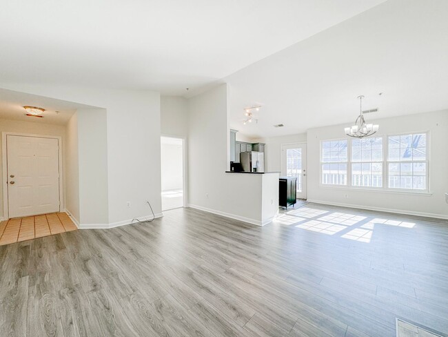 Building Photo - Fantastic 3 Bed 2 Bath Penthouse With Priv...