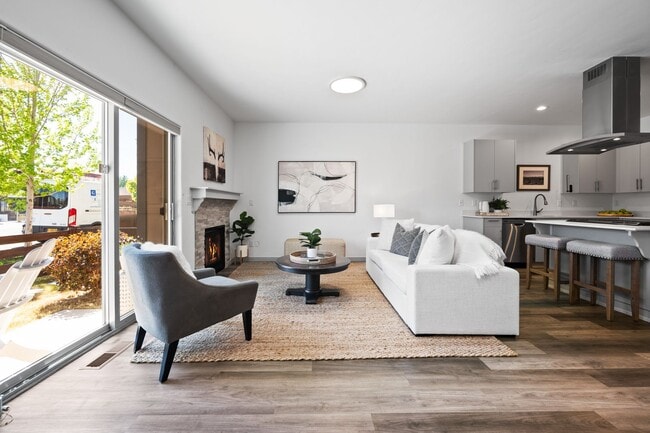 Building Photo - Modern 3 Bed/2.5 Bath Townhome in NW Redmond