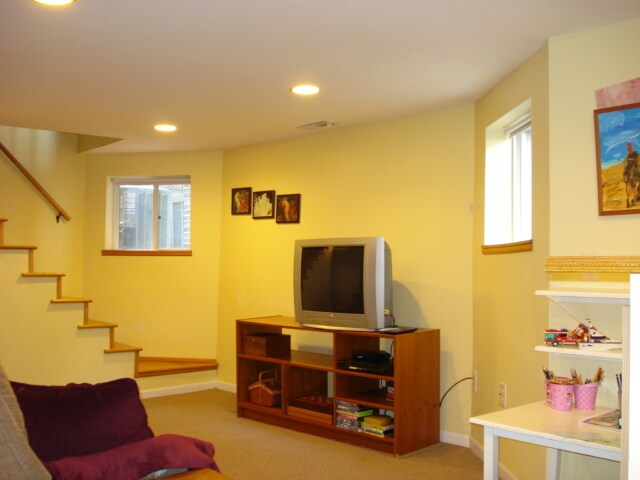 family room - 2521 W Ainslie St