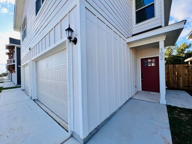 Building Photo - 10318 Lynwood Vlg
