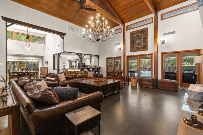 Building Photo - 926 Riverhills Dr