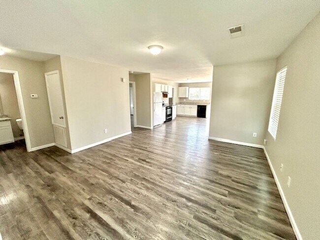 Building Photo - 228 Dormont Dr NE