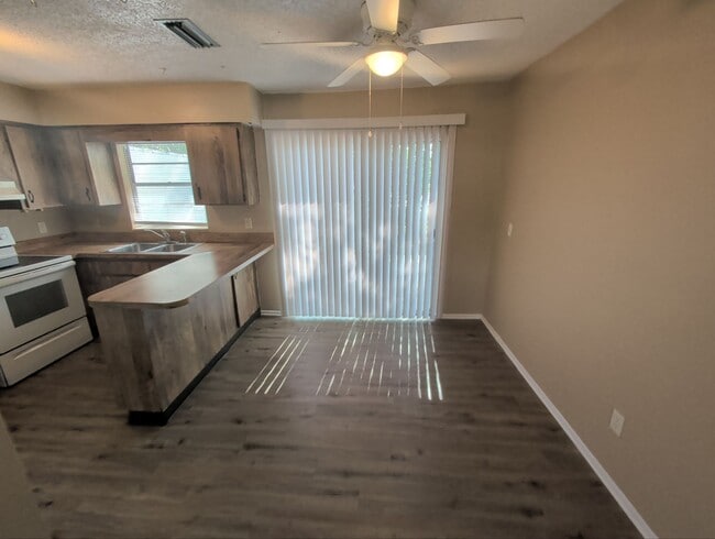 Building Photo - 2372 S Sandburg Pt