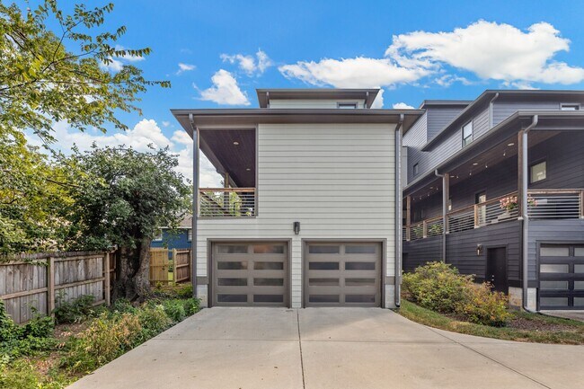 Building Photo - 3 Bed, 3 Bath Home w/ 2 Car Garage and Roo...