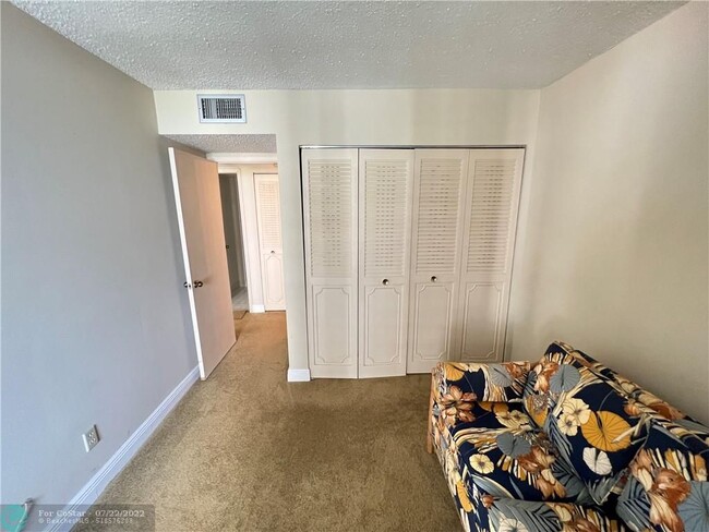 Building Photo - 1440 Brickell Bay Dr