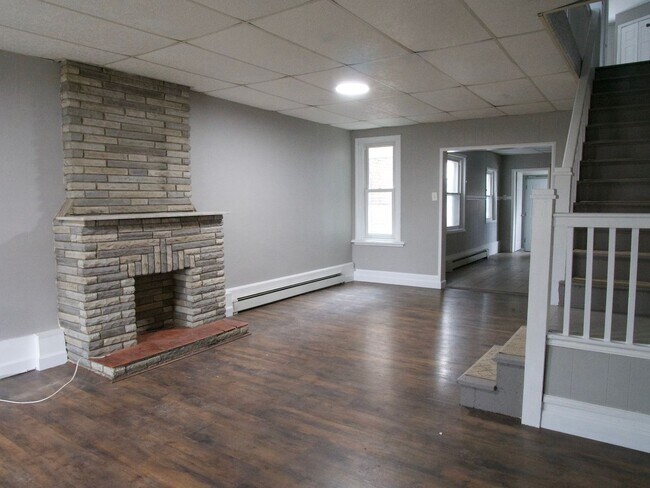 Foto del edificio - Spacious 4-Bedroom, 1- Bathroom Row home in Allentown – Section 8 Encouraged to Apply!