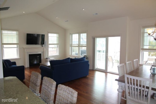 Building Photo - 4 br, 2.5 bath Condo - 1207 Central