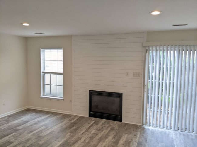 Building Photo - Completely Renovated Townhouse in convenie...
