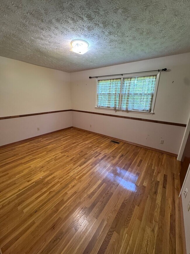 Building Photo - 330 Heards Ln