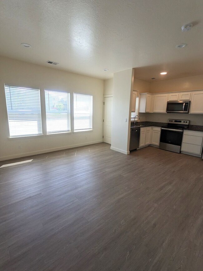Foto del edificio - Move In This June! 2 Weeks Rent Free – 3 B...