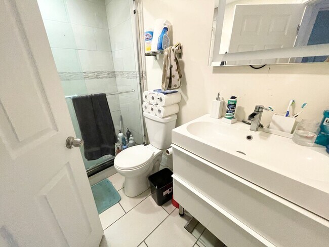 Foto del edificio - Beautiful 6 Bed Condo Style Apartment Available 9/1/26