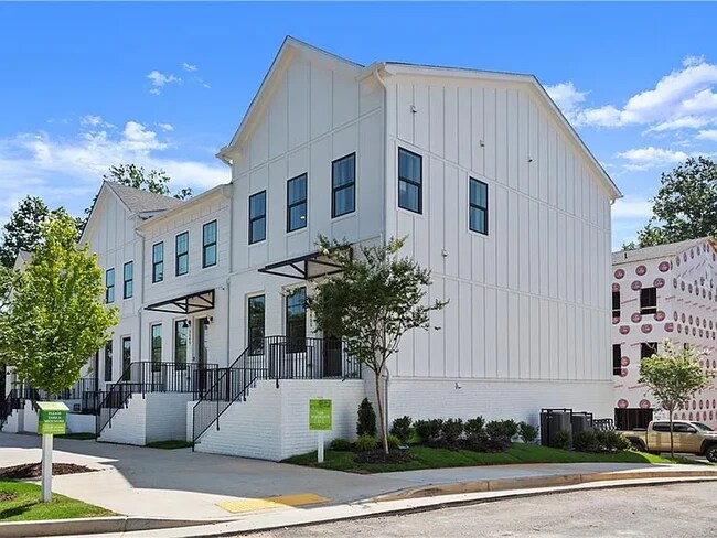 Building Entrance - 2475 Sycamore Rd NW