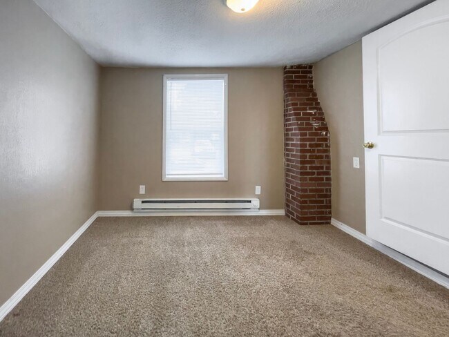 Foto del edificio - PRELEASING for AUGUST! Walk to Ball State! Bright 4BR Home with Fireplace