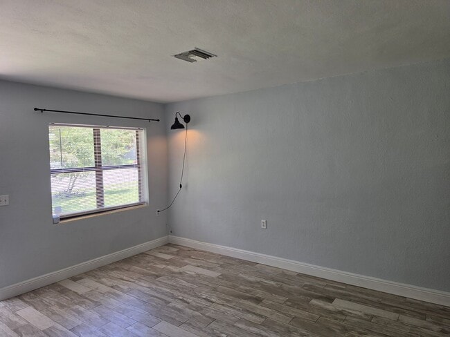 Building Photo - 2205 S Park Ave