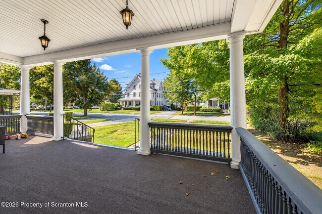 Foto del edificio - 1638 Sanderson Ave
