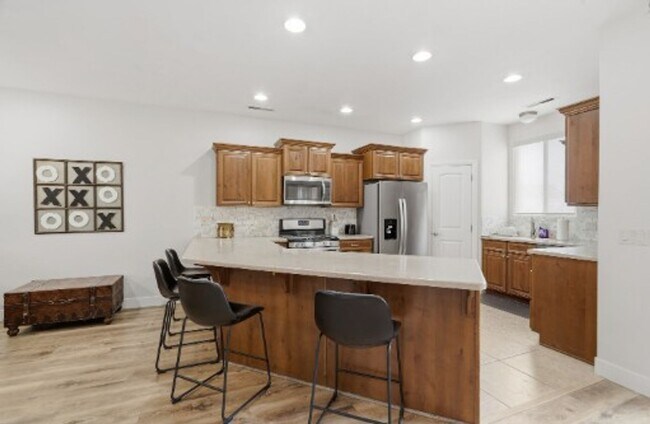 Foto del edificio - FULLY FURNISHED 3 Bed/2.5 Bath Home!