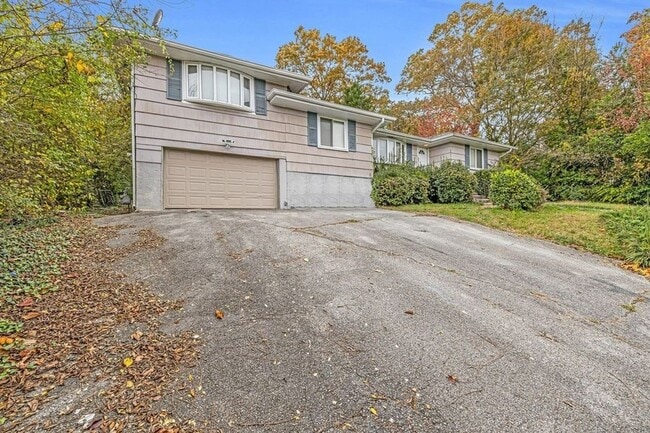 Building Photo - Large 4 Bedroom 2 Bathroom House for Rent