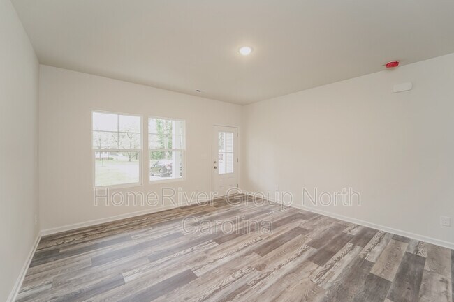 Building Photo - 912 S Spencer Ave