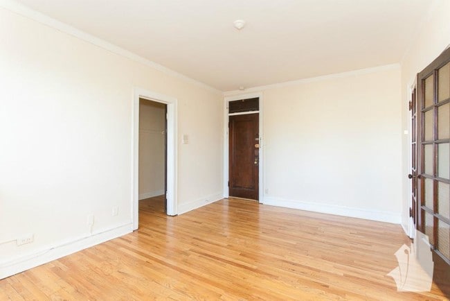 Building Photo - 4631 N Paulina St