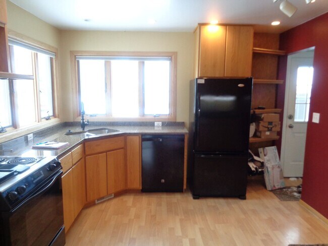 Foto del edificio - 3 Bedroom House with Hardwoods on West End