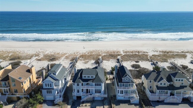Building Photo - 825 Dune Rd