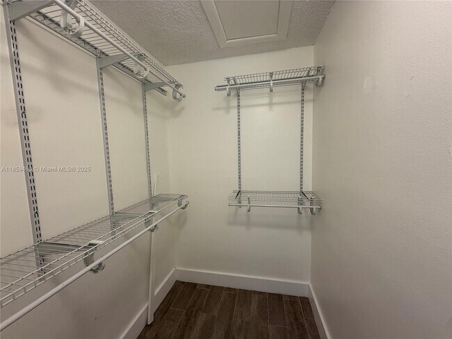 Foto del edificio - 2454 NW 52nd Ave