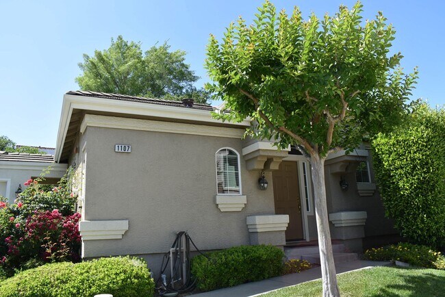 Building Photo - Wonderful gated Bentley Square HOA home in Browns Valley!
