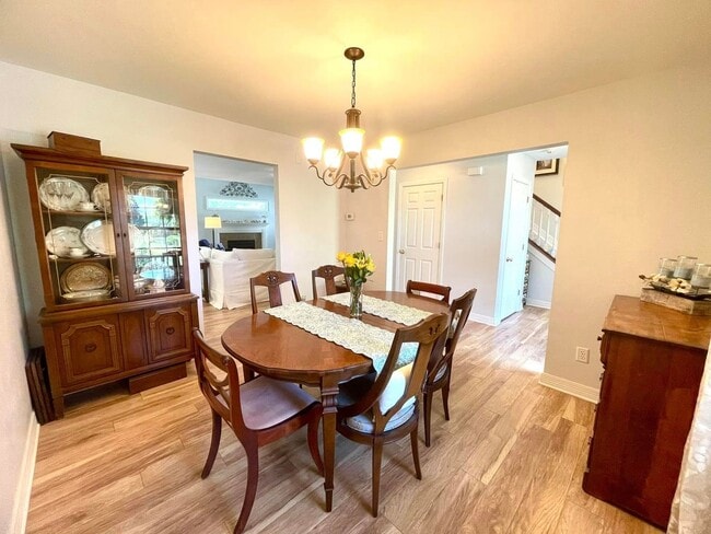 Building Photo - Gorgeous East End Home!
