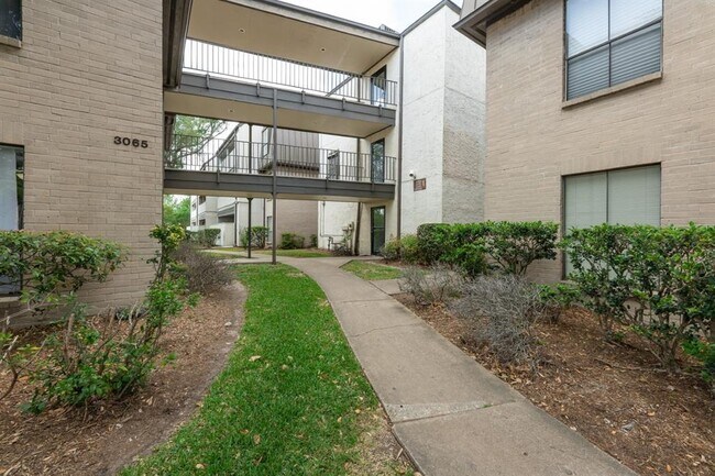 Building Photo - 3065 Walnut Bend Ln