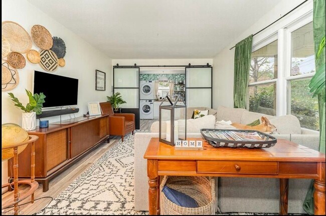 Foto del edificio - Pool and Movie Room - Charming 3BR House i...