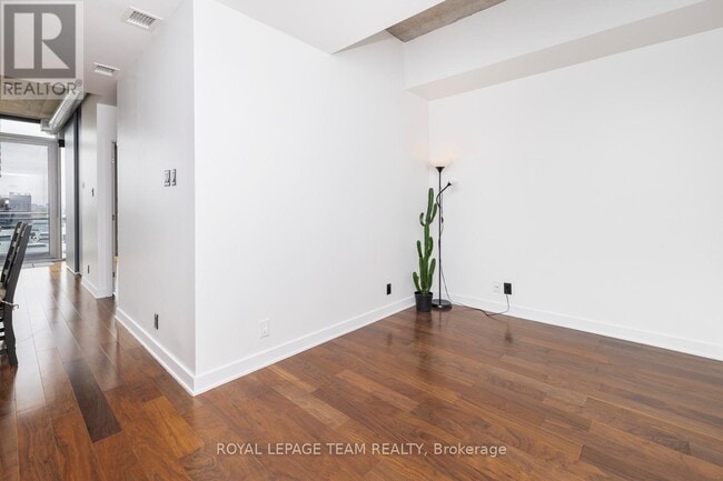 Building Photo - 360-360 McLeod St