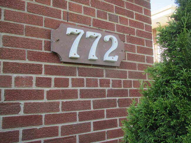 Building Photo - 772 E 5th Ct
