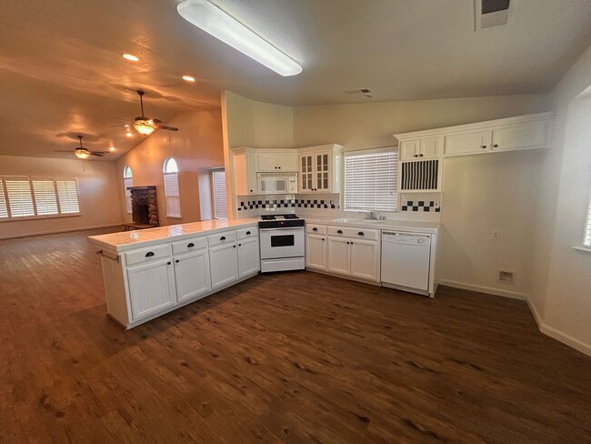 Foto del edificio - Great home for rent in Visalia!