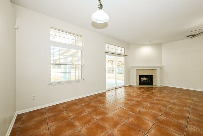 Foto del edificio - 272 Village Green Ave