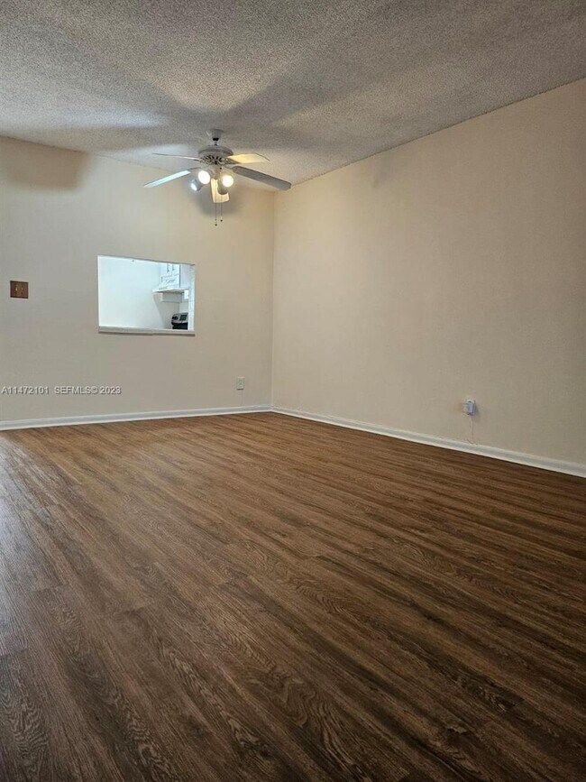 Foto del edificio - 5940 NW 64th Ave