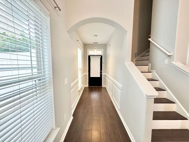 Building Photo - Located in the heart of Richmond Hill this...