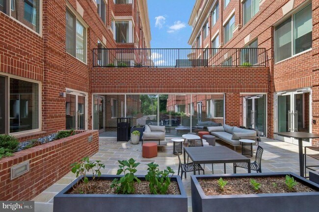 Foto del edificio - 635 Slaters Ln