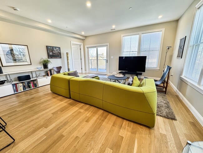 Photo - 40 Waverly St Townhome