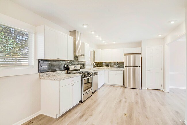 Building Photo - 7404 Pennsylvania Ct