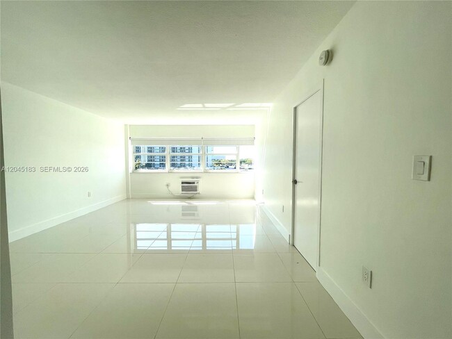 Foto del edificio - 220 Kings Point Dr