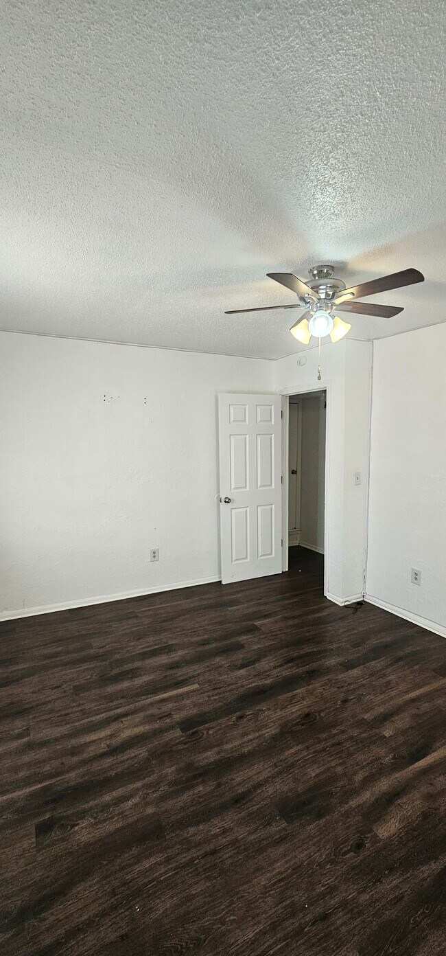 Building Photo - 720 N 70th St