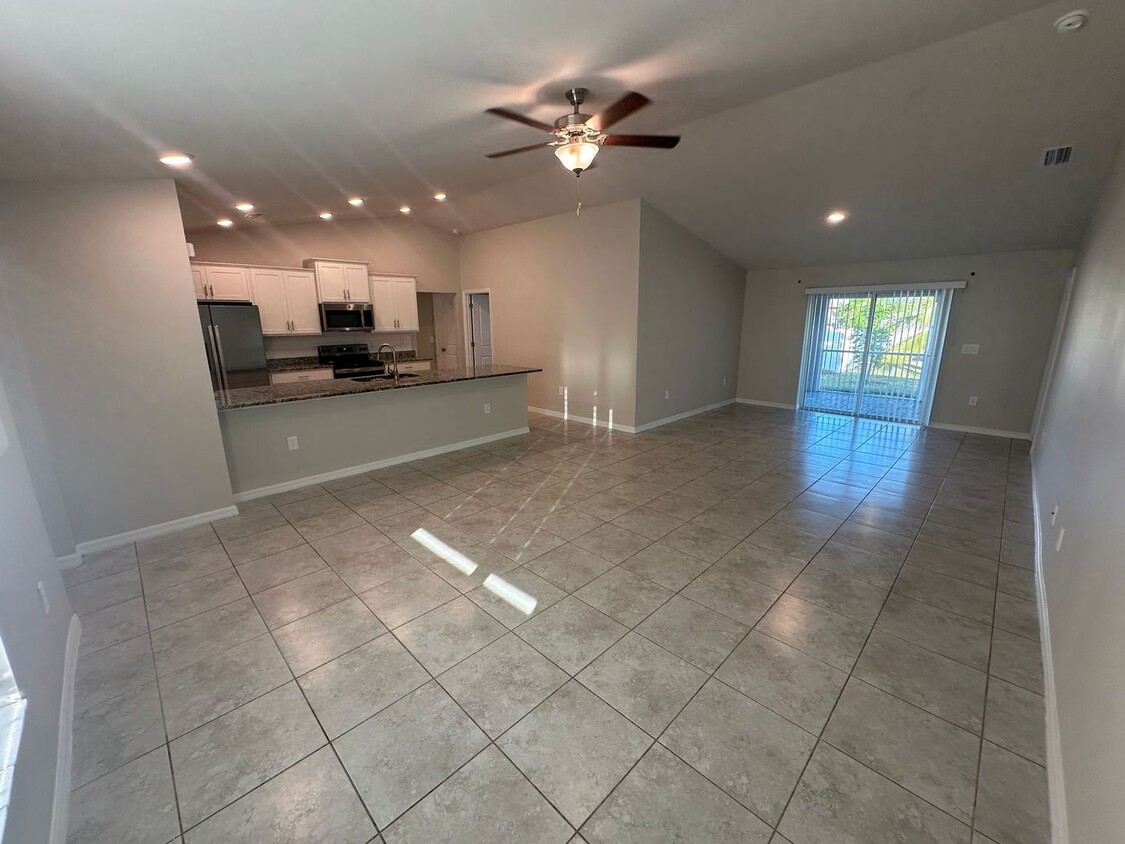 Foto principal - 4 Bedroom 2 bathroom NW Cape Coral Home- T...