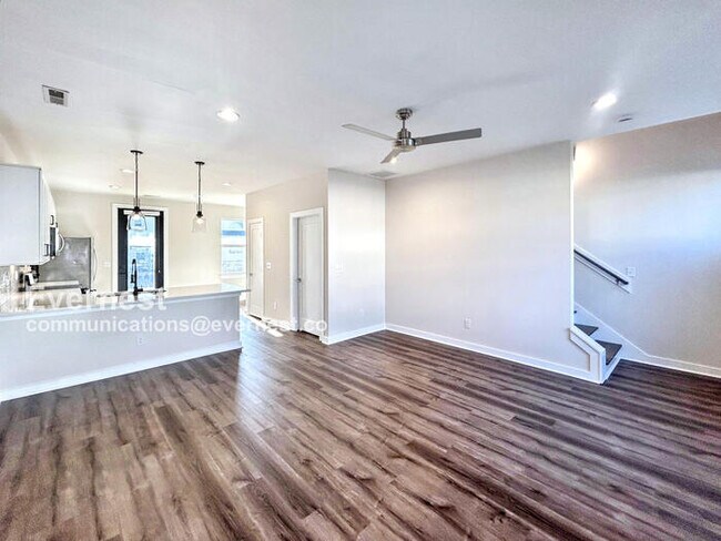 Building Photo - Lovely 2-Bedroom Townhome with Hookups / P...