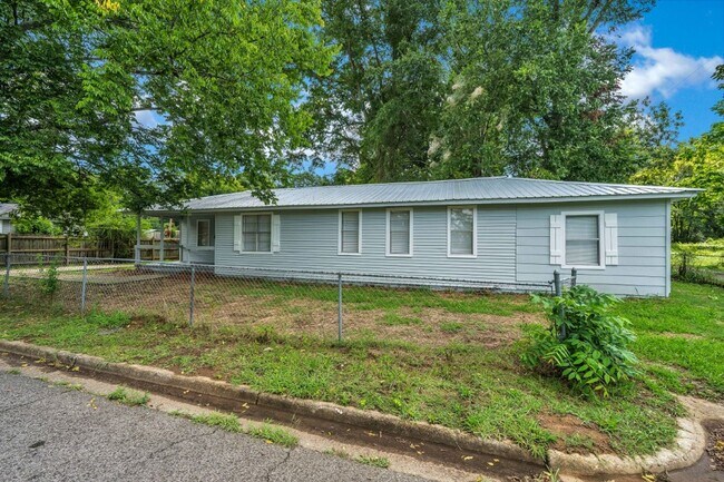 Foto del edificio - RARE 4BR Bessemer Beauty – Huge Space, Modern Updates & Low Move-In Costs!
