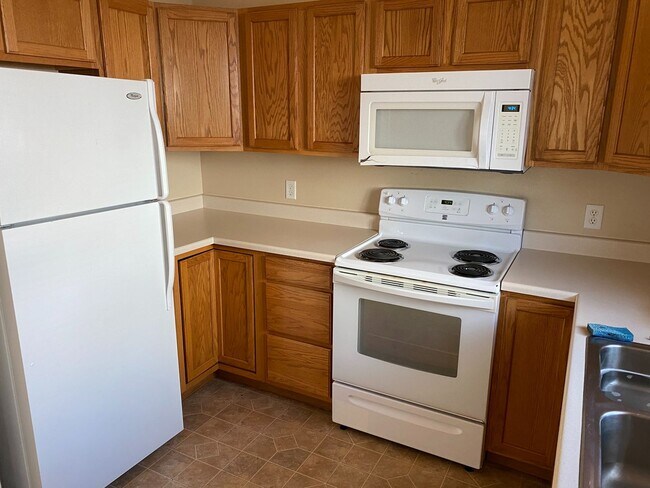 Foto del edificio - 4 Bed 2 Ba Home- Walking Distance to Emily Dickinson Elementary